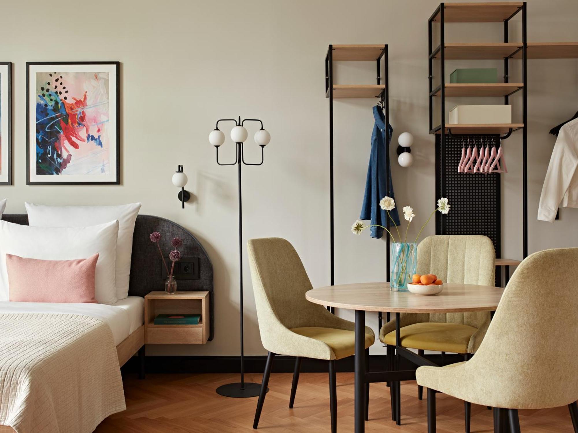 Estudio grande con zona de cocina y sofá cama